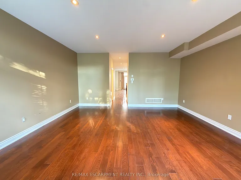 2085 Pine St — Photo 9
