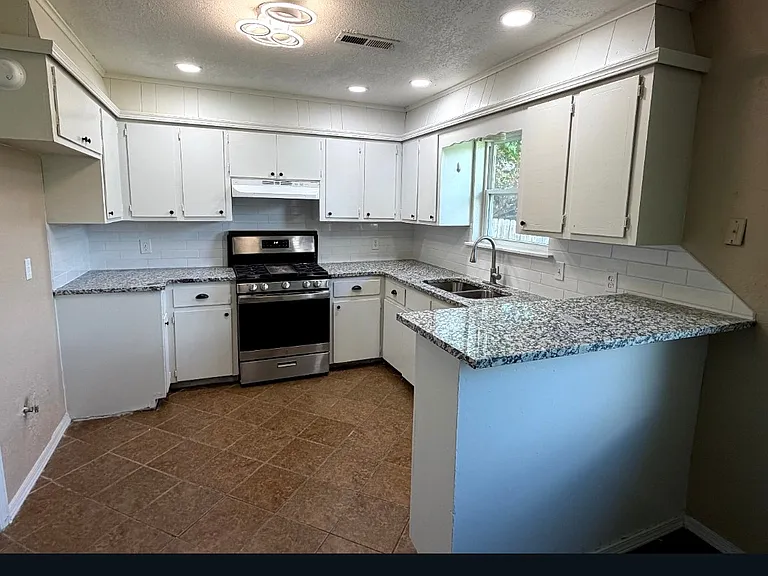 601 W 26th St S — Photo 13