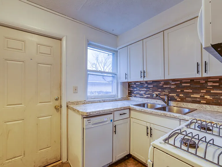 422 W Saginaw St #1 — Photo 6