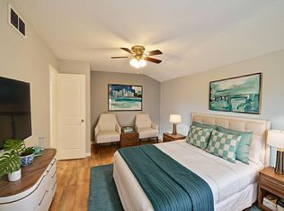 10855 Meadowglen Ln APT 1122, Houston, TX 77042