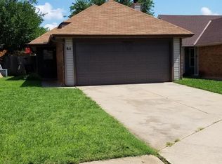811 NE 17th Ct, Moore, OK 73160