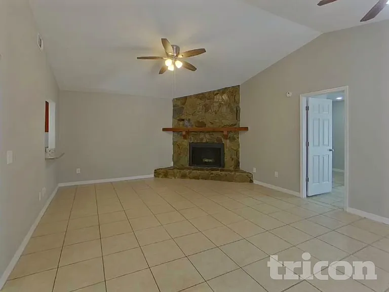 1933 Gregory Dr — Photo 3