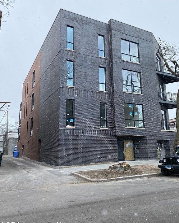 2nd image of 1050 W Cornelia Ave #1712