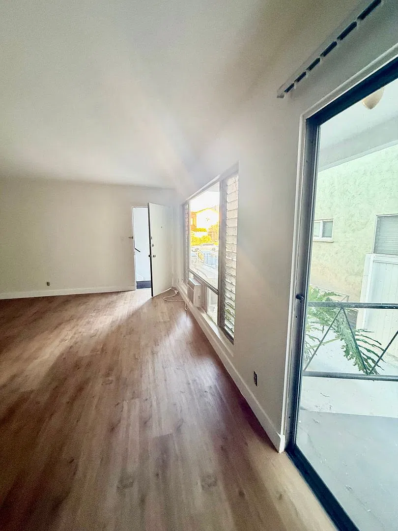 Bright & Spacious 3 bedroom just minutes from Beverly Hills — Photo 3
