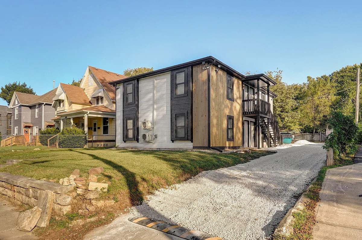 Building Photo - 301 W State St #D