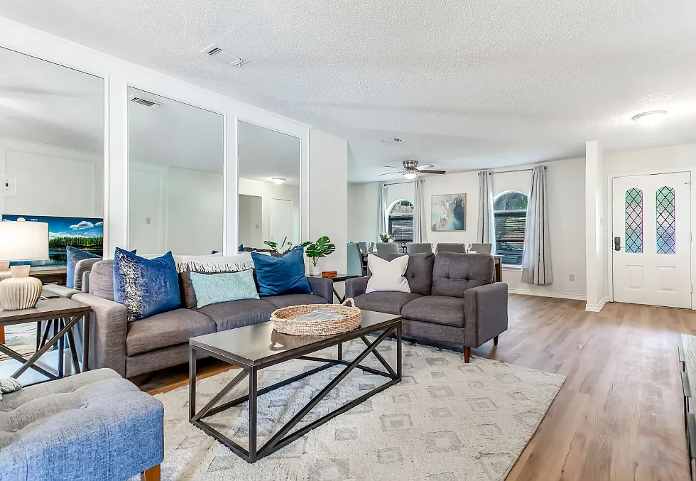 4 bed, 1900 sqft, $5,000 — Photo 1