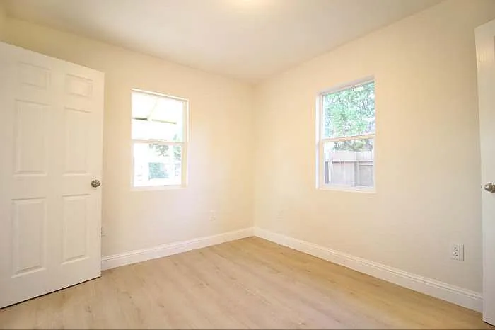 1346 N Safford Ave — Photo 11