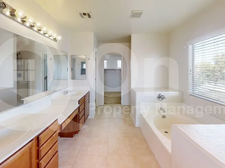 22249 E Calle De Flores — Photo 20