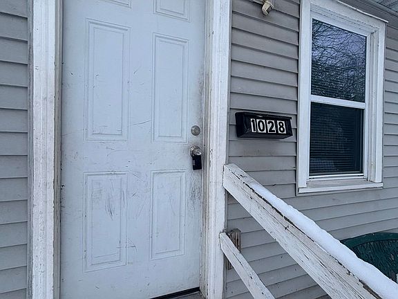 2nd image of 1028 Stuart St