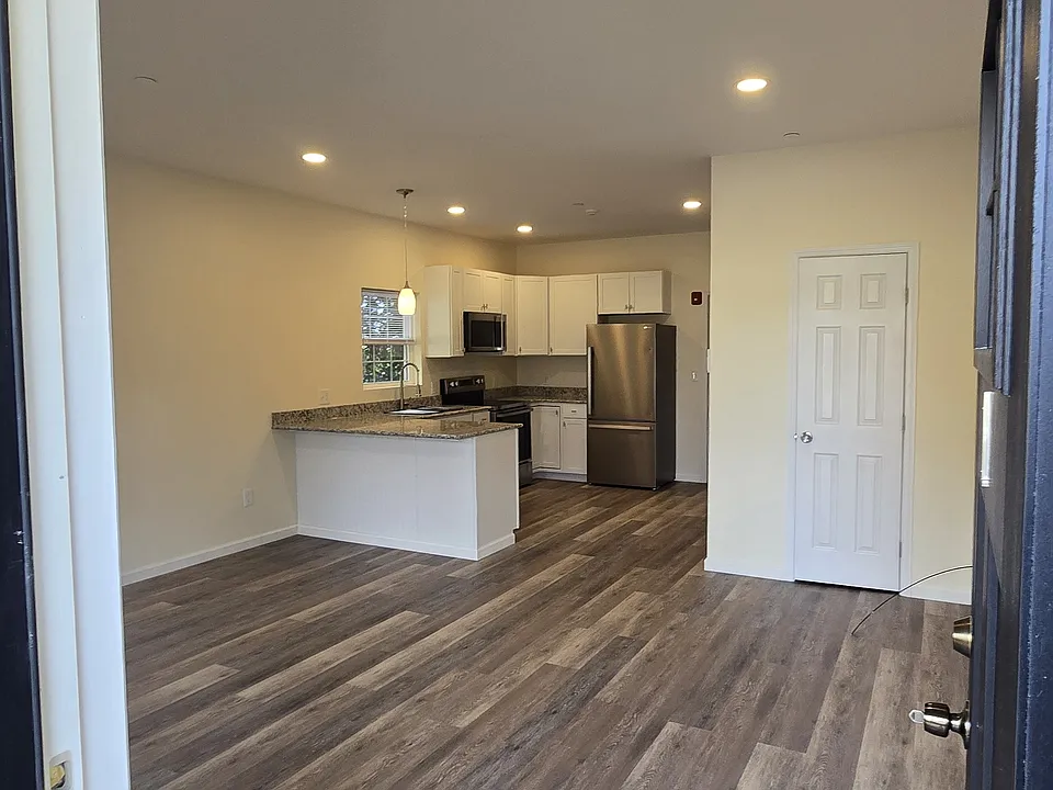 24 N Jefferson Ave #1