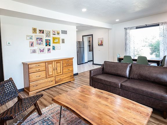 4th image of 1115 W Broadway St
