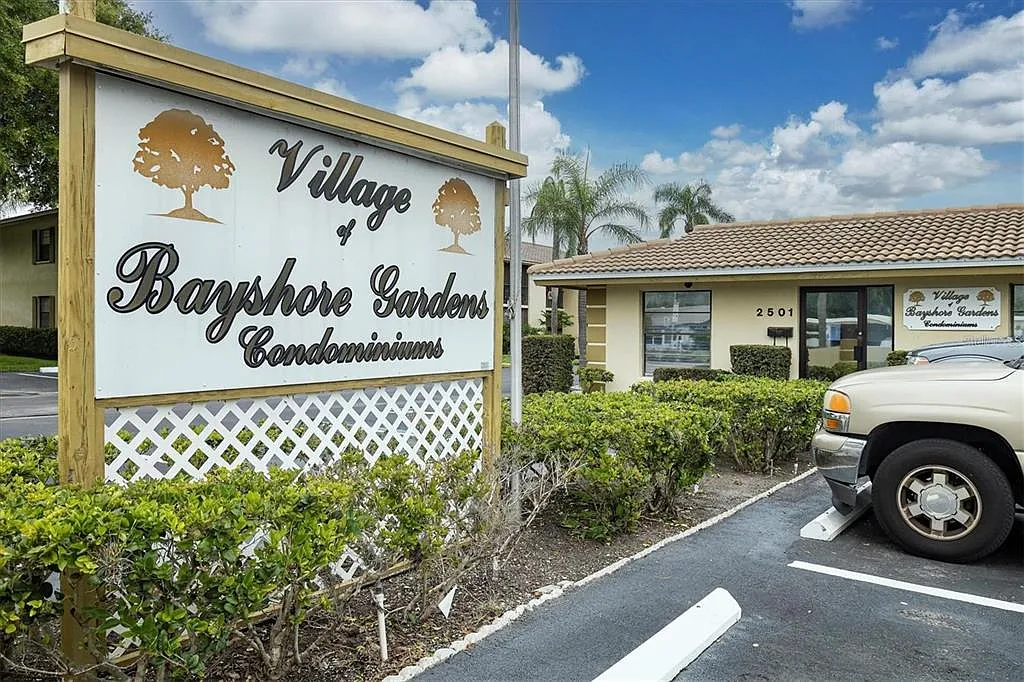 2 bed, 2.0 bath, 981 sqft, $1,599 — Photo 4