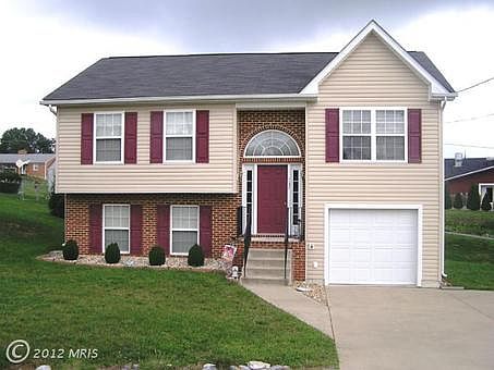 1st image of 137 Pebble Brook Ln