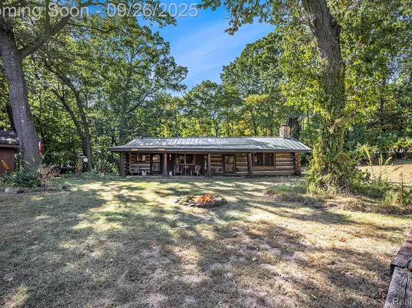 8085 High Point Trl, White Lake, MI 48386