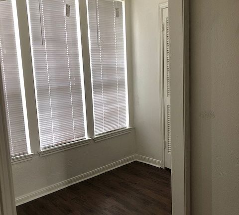 3rd image of 220 Lake Meadows Dr