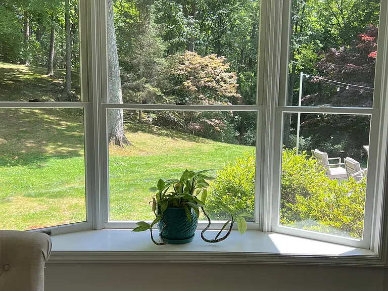 Extra breakfast or coffee nook off the kitchen