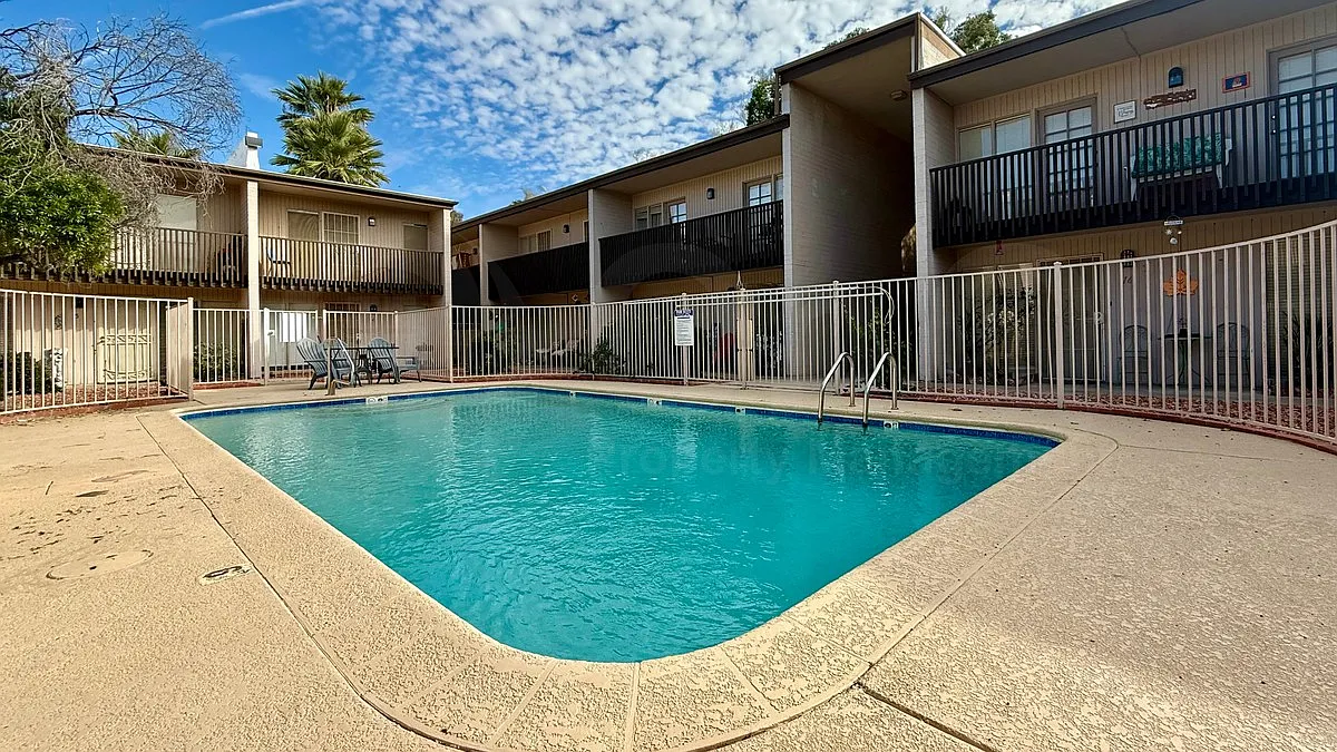 2 bed, 1.5 bath, 1080 sqft, $1,249 — Photo 2