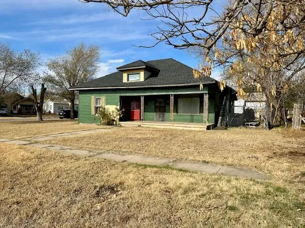 712 W 10th St, Plainview, TX 79072