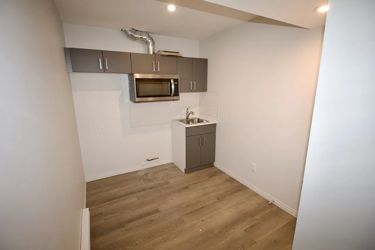 Beaumont 1 Bed 1 Bath Suite For Rent — Photo 2