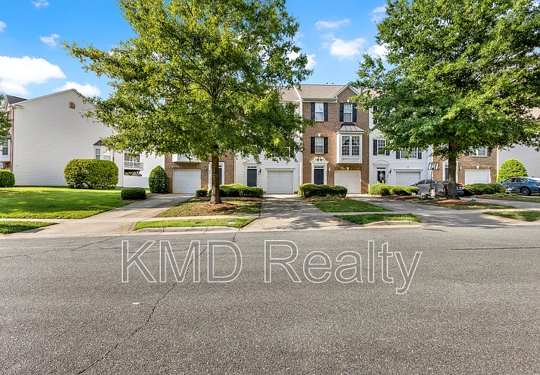 940 Tiger Ln — Photo 1