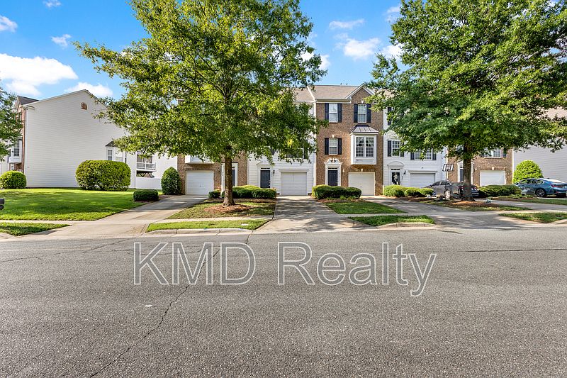 1st image of 940 Tiger Ln