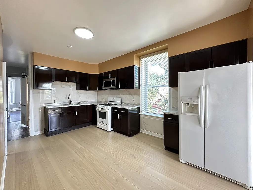 Appealing 3 Bed, 1 Bath at 16th + Washtenaw (Douglas Park) — Photo 2