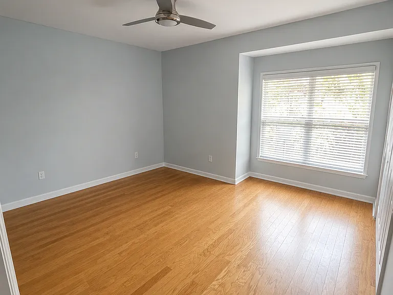 703 Charles Ct S — Photo 33