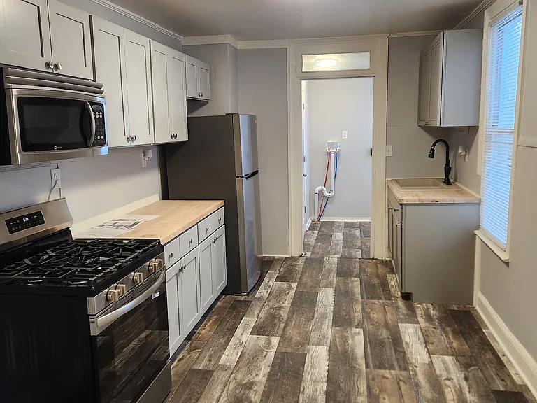 958 E Princess St — Photo 28