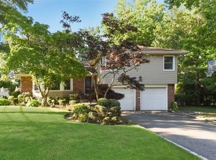 191 Robby Ln, New Hyde Park, NY 11040