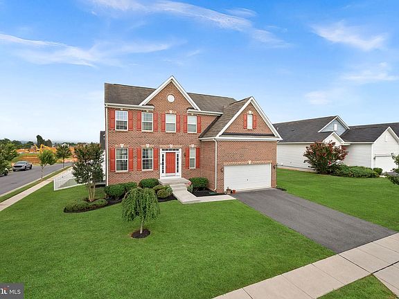 3rd image of 182 Sparkling Brook Rd