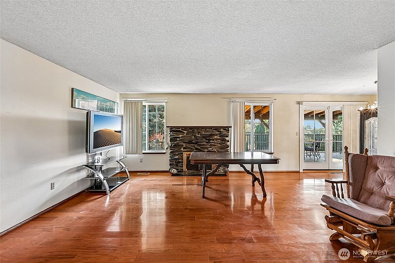 4th image of 8621 Vistarama Avenue