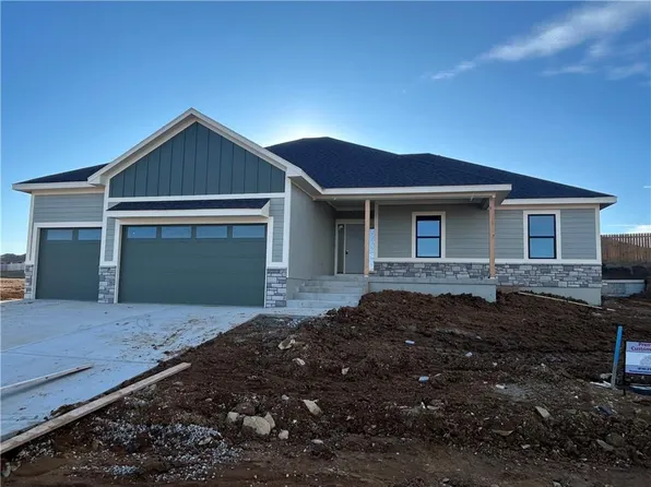 1917 Ridge Tree Dr, Pleasant Hill, MO 64080