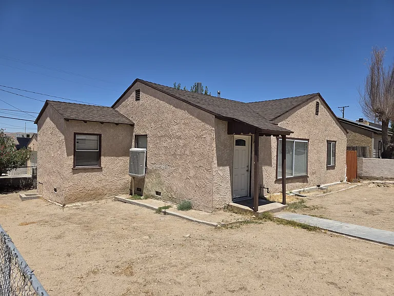 101 W Desert View Dr — Photo 2