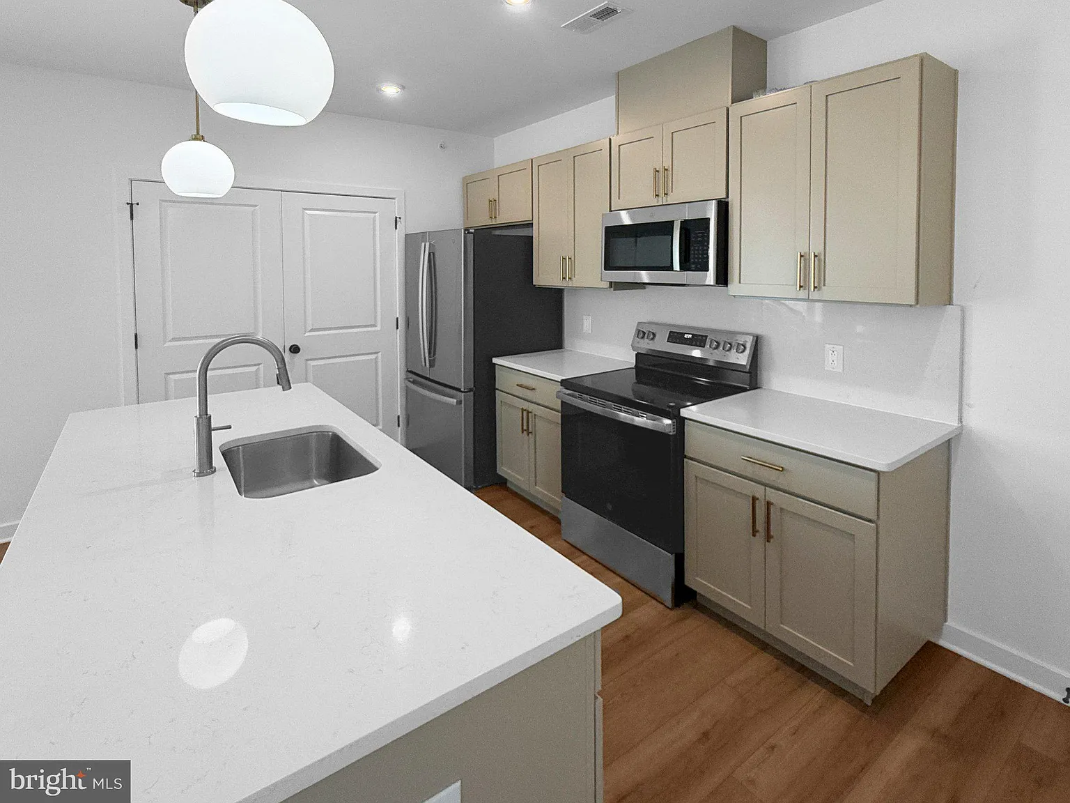 2 bed, 2.0 bath, 1040 sqft, $2,750 — Photo 2