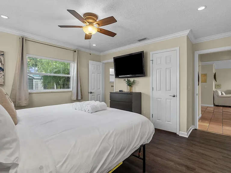 991 SE Walters Ter — Photo 12