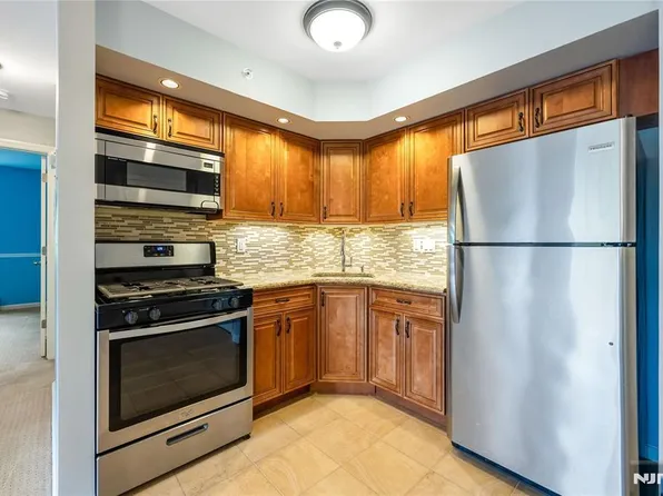 1409 Faulkner Ct, Mahwah, NJ 07430