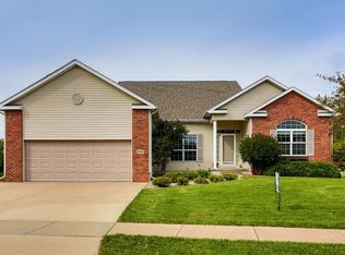 880 Wolf Ridge Rd, Hiawatha, IA 52233