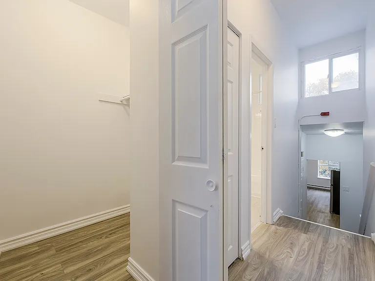707 Dundas St W — Photo 11