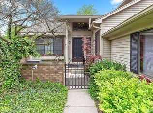 7207 Creeks Bend Dr, West Bloomfield, MI 48322