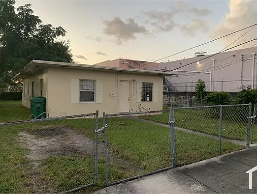 4 bed, 1200 sqft, $3,233 — Photo 2