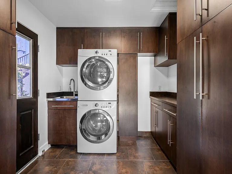 1380 W 9th St — Photo 32