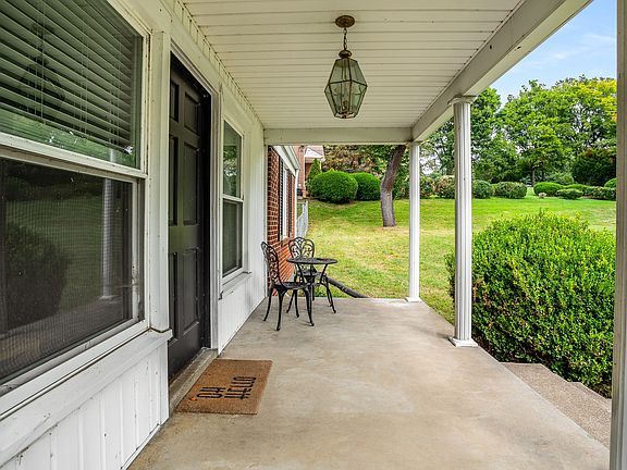 3rd image of 415 Southwood Dr