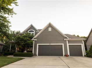 3816 Briarwood Dr, Lees Summit, MO 64082