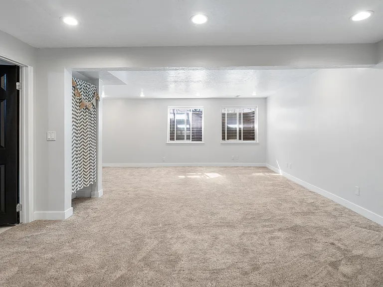 318 E Spyglass Dr — Photo 23