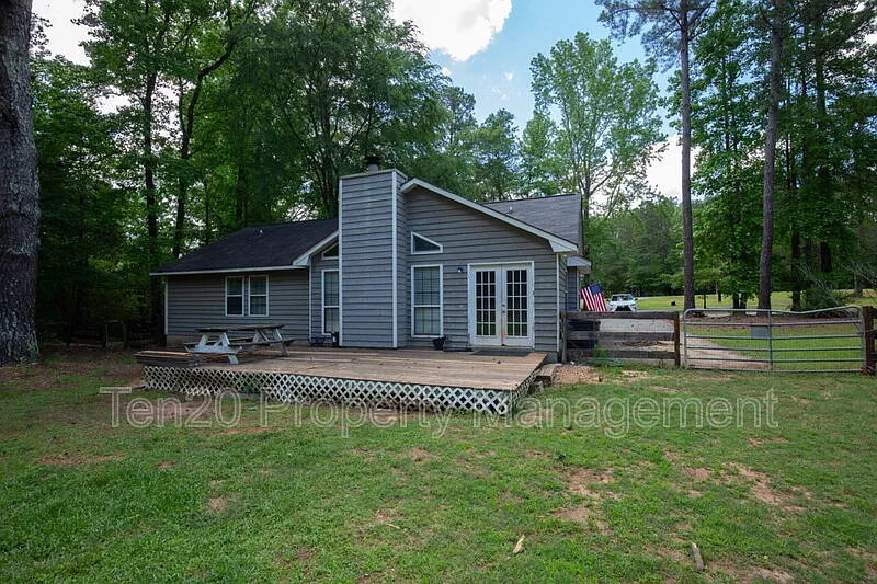 3 bed, 2.0 bath, 1419 sqft, $1,700 — Photo 2