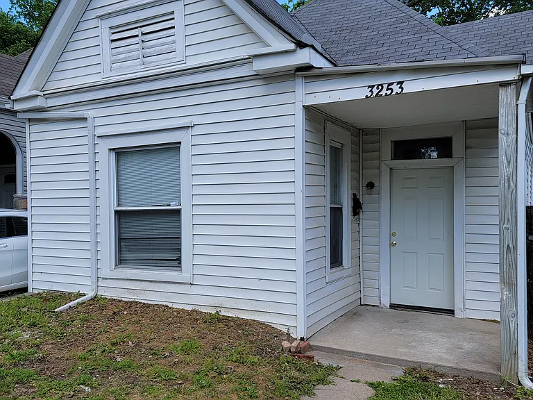 3253 Gillham Rd — Photo 1
