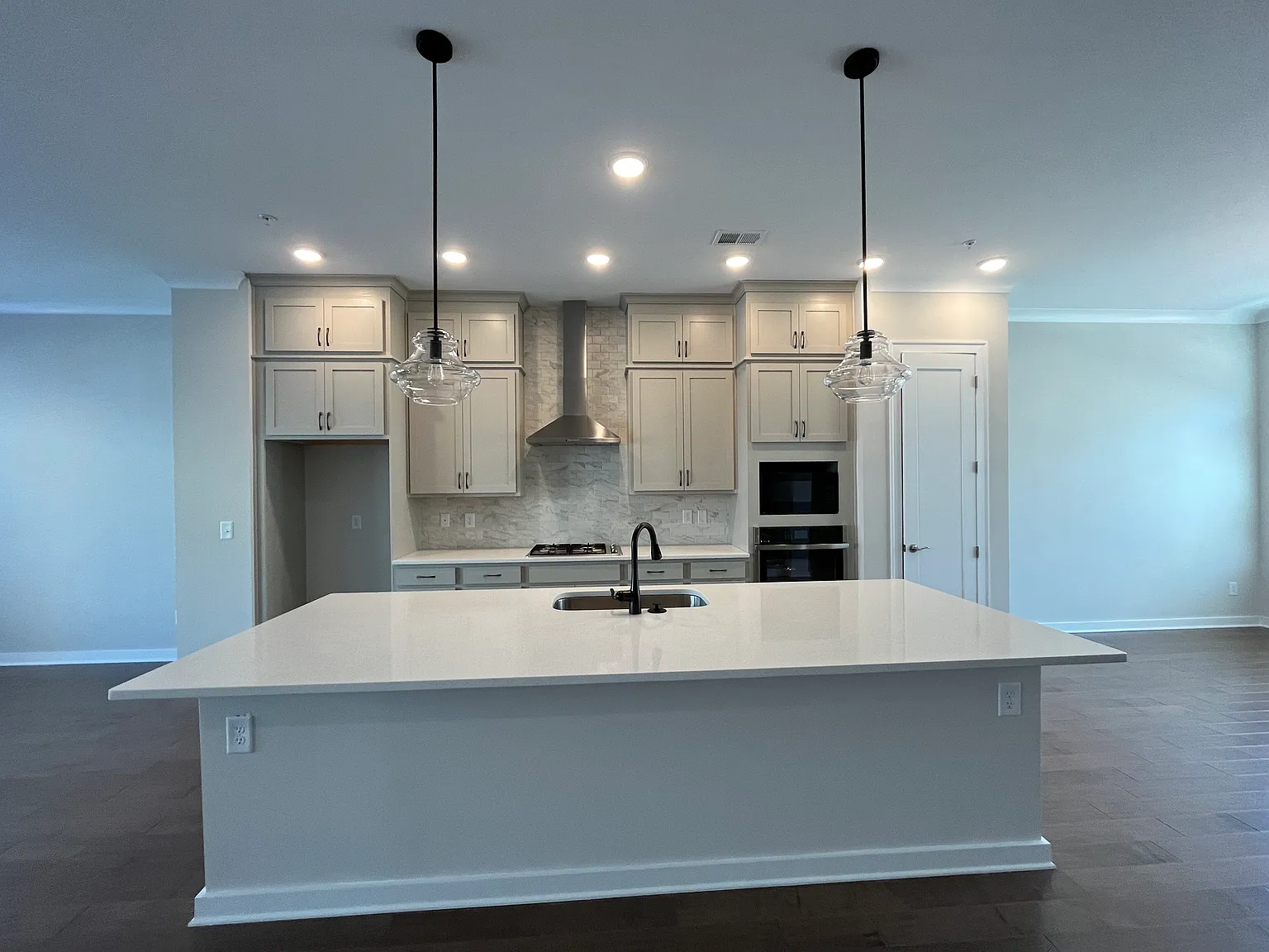 4 bed, 2400 sqft, $3,795 — Photo 2