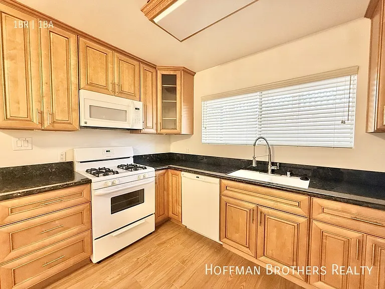 4860 Van Noord Ave — Photo 4