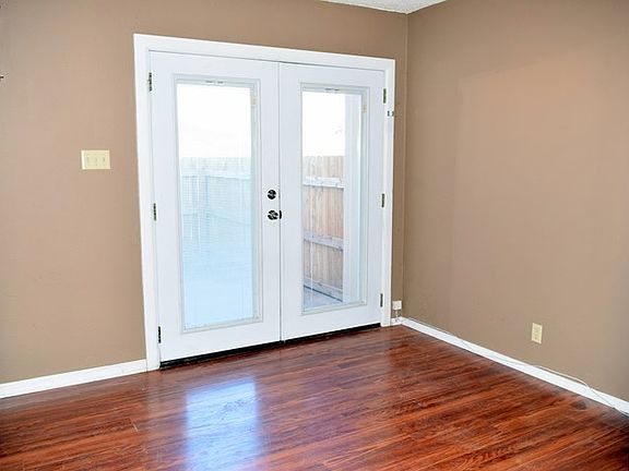 3rd image of 2415 Idlewilde Dr