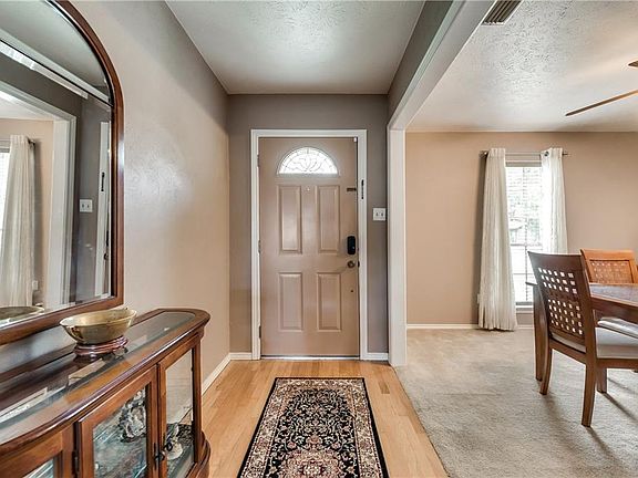 2nd image of 606 San Carlos Dr